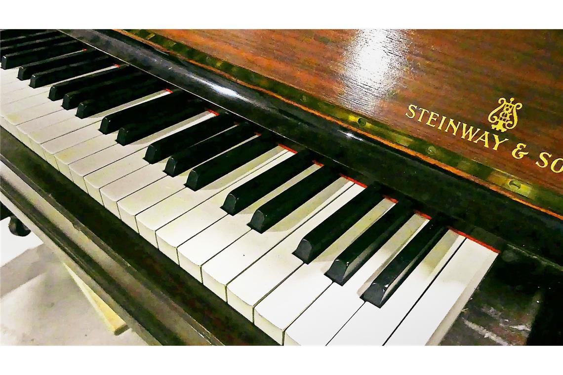 SWR-Auktion: Steinway-Klavier schlägt Flipper aus dem „Tatort“ Das Steinway-Piano wechselt für 7000 Euro den Besitzer.