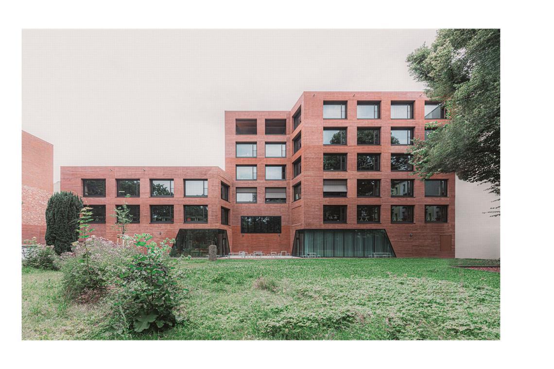 Berliner Top-Büro holt Deutschen Architekturpreis. Wie schneidet Stuttgart ab? Das Stiftungsensemble Spore in Berlin von AFF Architekten (Berlin). Die Spore Initiative und das Haus für gemeinnützigen Journalismus bilden ein Ensemble für Kultur, Bildung und sozialen Austausch. Die Ziegel- und farbigen Sichtbetonfassaden nehmen Bezug auf die Friedhofsarchitektur und betonen den öffentlichen Charakter des neuen Ensembles gegenüber der hell verputzten Straßenrandbebauung. Das Projekt . . .