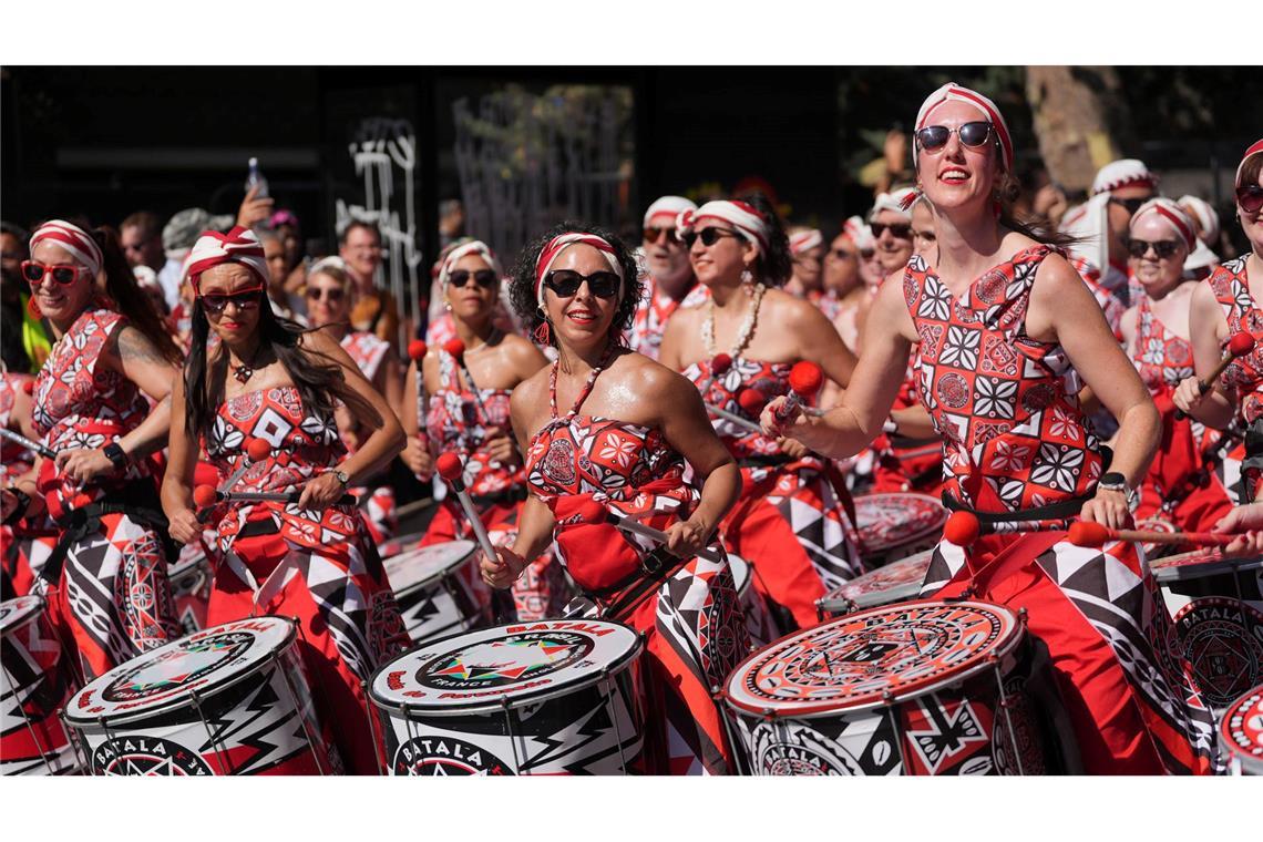 Millionen Menschen feiern Karneval in London Das Straßenfest, das als eines der größten Europas gilt, wird seit den späten 50er Jahren gefeiert.