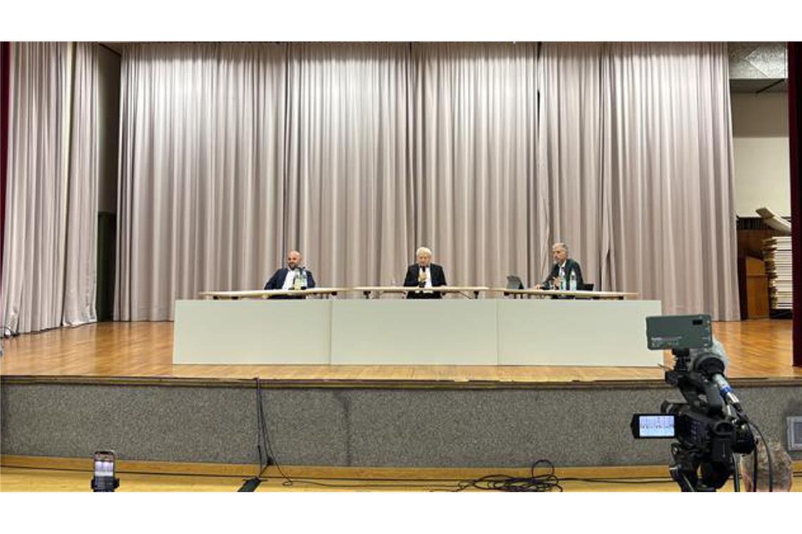 Liveticker: Streitgespräch beendet – außer einigen Rangeleien blieb es friedlich Das Streitgespräch beginnt mit zehn Minuten Verspätung.