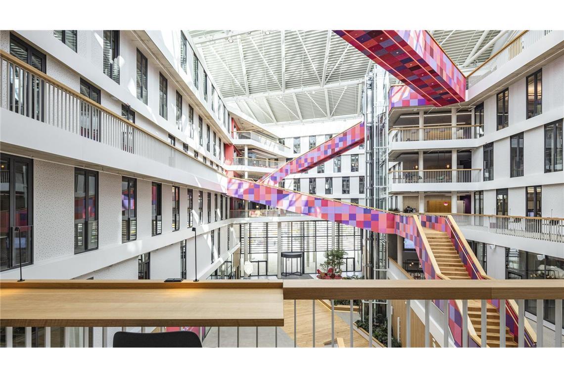 Stuttgarter Architekten räumen beim Preis für die besten Bürobauten ab Das Stuttgarter Architekturbüro haascookzemmrich STUDIO 2050 hat für Hanova den Hauptsitz des kommunalen Energieversorgers Enercity AG nahe der Hannoveraner Stadtmitte durchdesignt – auf sechs Geschossen mit rund 7000 Quadratmetern Bürofläche. Auffällig: die farbstarken Stege.