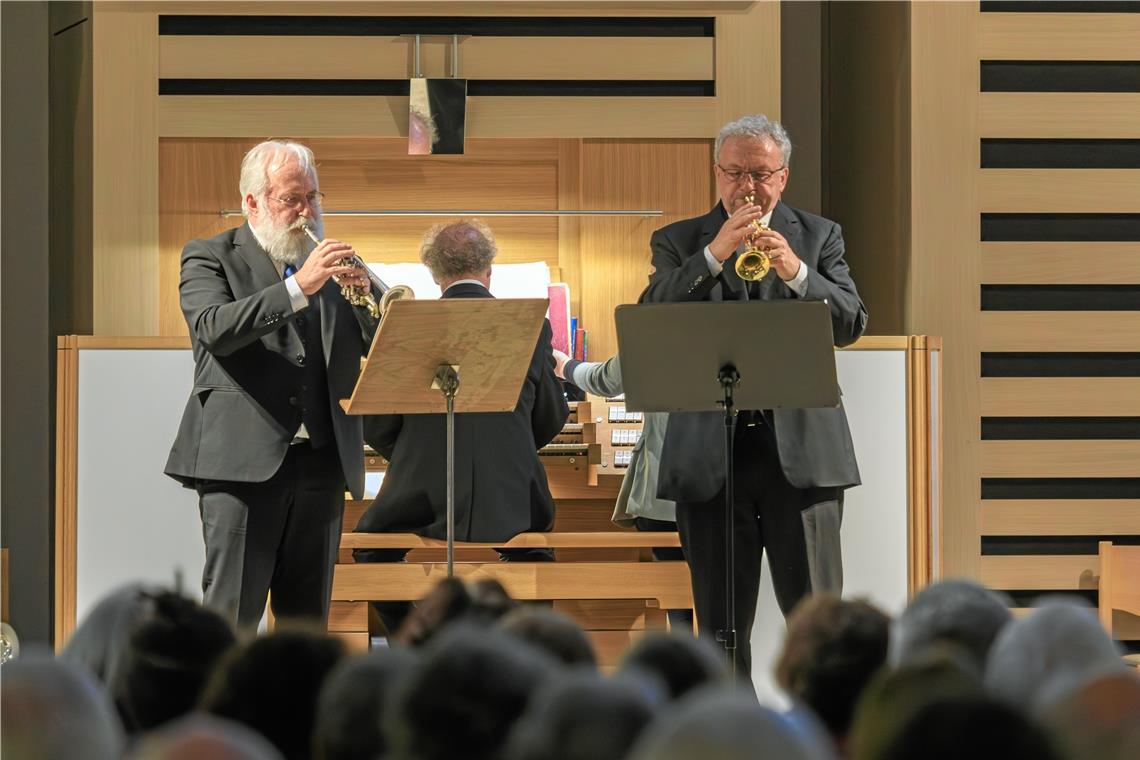 Ein glanzvolles Konzert und eine Hommage an das Licht Das Stuttgarter Barock-Collegium mit Rudi Scheck, Christian-Markus Raiser und Eckhard Schmidt (von links) bei seinem Konzert in der Stadtkirche. Foto: Stefan Bossow