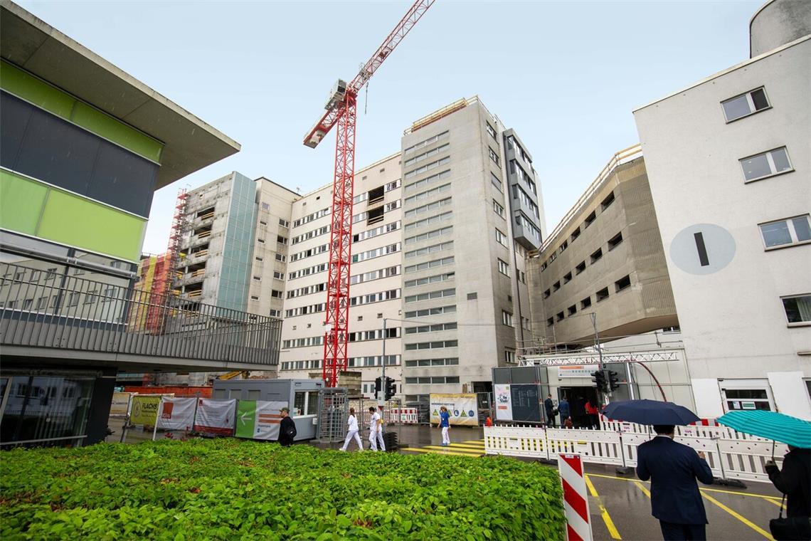 Erste Gehaltsschecks über halbe Million Euro Das Stuttgarter Klinikum ist seit Jahren eine Großbaustelle – und soll es bis 2033 bleiben.