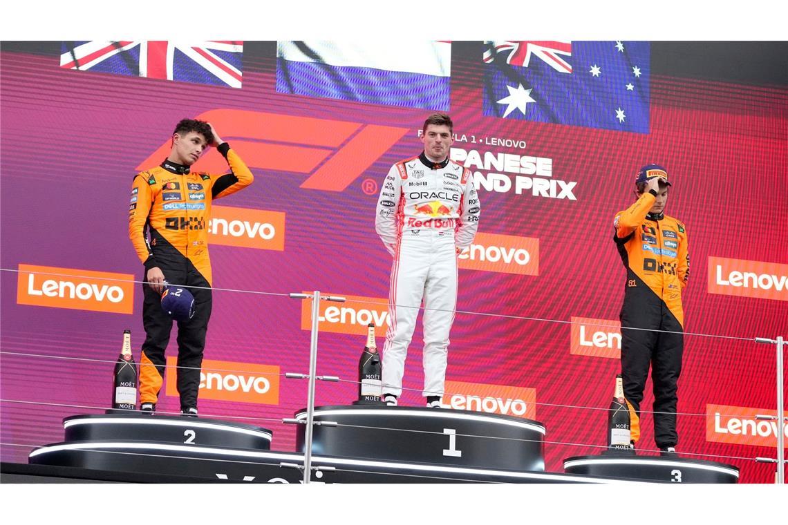 Verstappen "absolut herausragend" - McLaren zu vorsichtig? Das Suzuka-Podium: In der Mitte glänzt Max Verstappen.