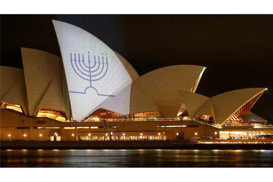 Das Sydney Opera House erstrahlt mit dem Bild eines Chanukka-Leuchters.