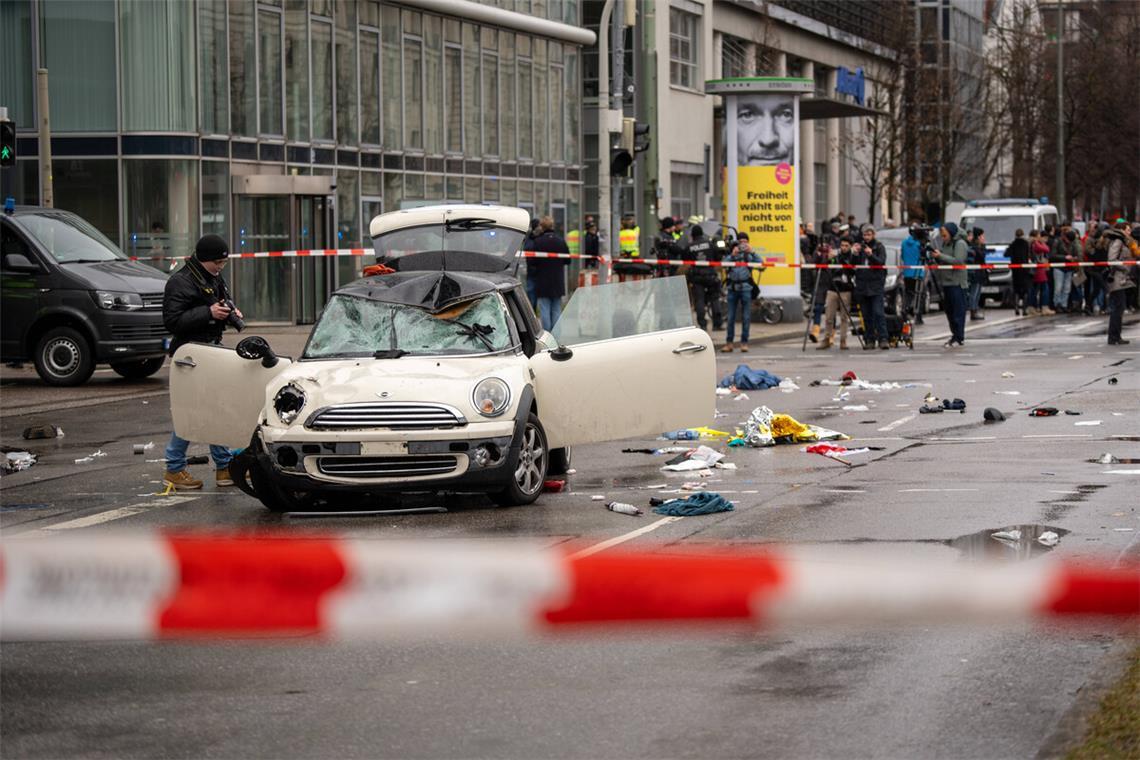 Verheerungen einer Amokfahrt Das Tatfahrzeug der Amokfahrt in München.