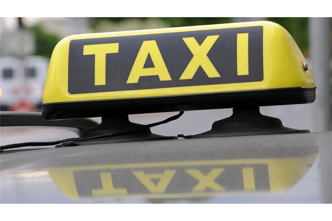 Taxifahrer fährt Kind an und wird ins Gesicht geschlagen Das Taxi erfasste den Jungen, als dieser eine Straße überqueren wollte. (Symbolbild)