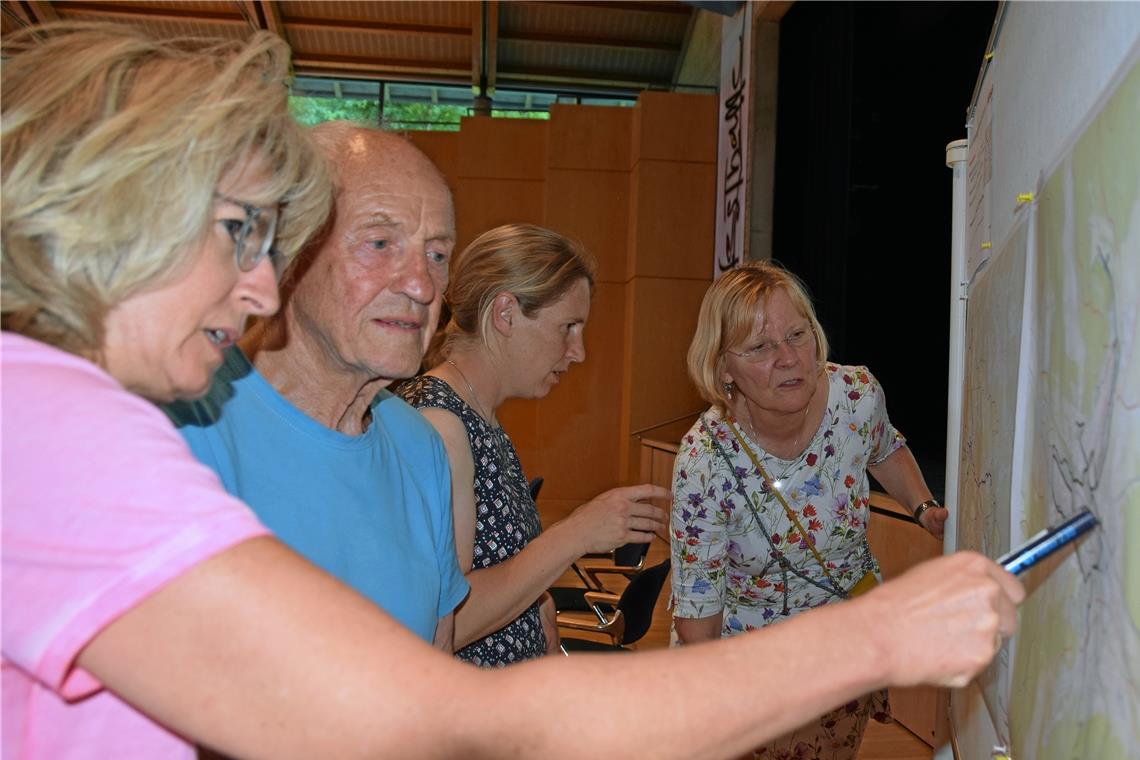 Lange Mängelliste, großer Handlungsbedarf Das Team an Workshopstation eins schaut sich die eigenen Alltags- und Wunschstrecken an, hier (von links) mit Rektorin Martina Mayer, Altstadtrat Wilhelm Wieland, Gymnasiallehrerin Nicole Wurst und Stadträtin Elisabeth Zenker. Foto: Elisabeth Klaper