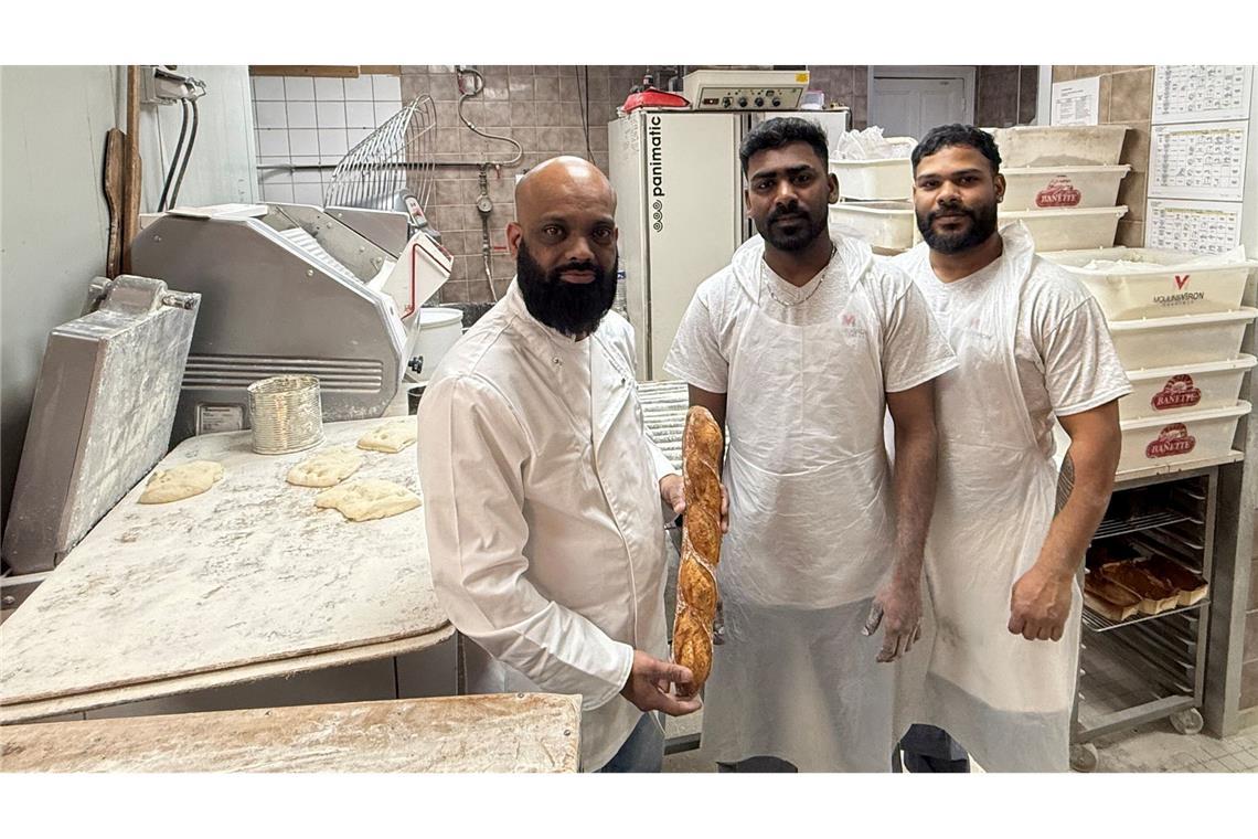 Das Team der Sieger-Bäckerei beim Pariser Baguette-Wettbewerb ist mächtig stolz.