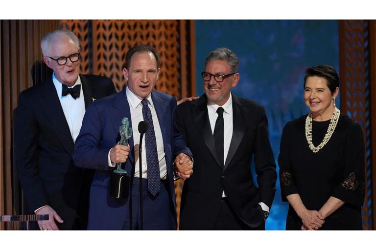 Das Team des Films um Hauptdarsteller Ralph Fiennes bei einer Preisverleihung. (Archivbild)
