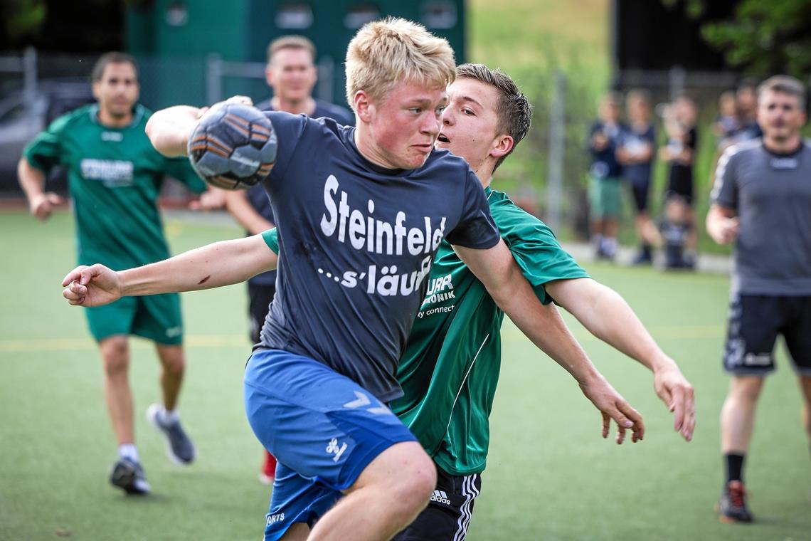 Auf neun Feldern geht bei den Handball-Sporttagen des HCOB die Post ab Das Team „Steinfeld läuft“ gewinnt überraschend das Ortsturnier innerhalb der Sporttage. Foto: Alexander Becher