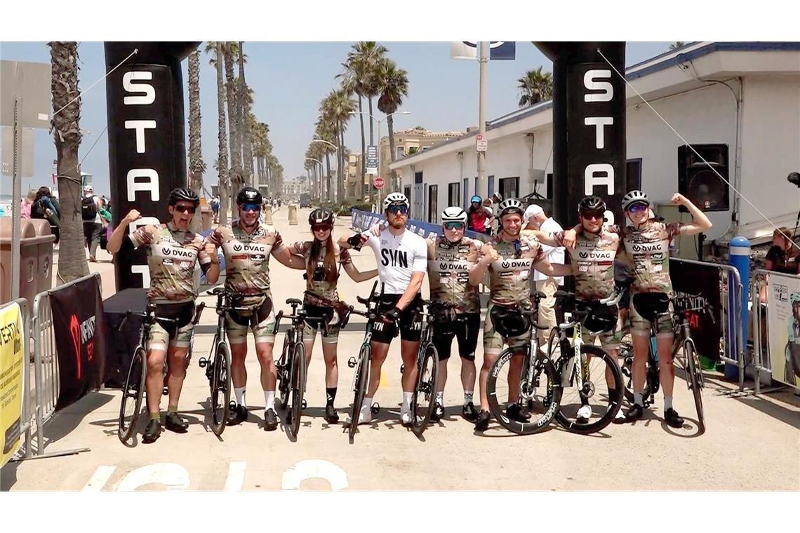 Influencer-Team um Joey Kelly bei Extrem-Radrennen durch USA Das Team um Joey Kelly beim Start des Rennens in Oceanside, Kalifornien.