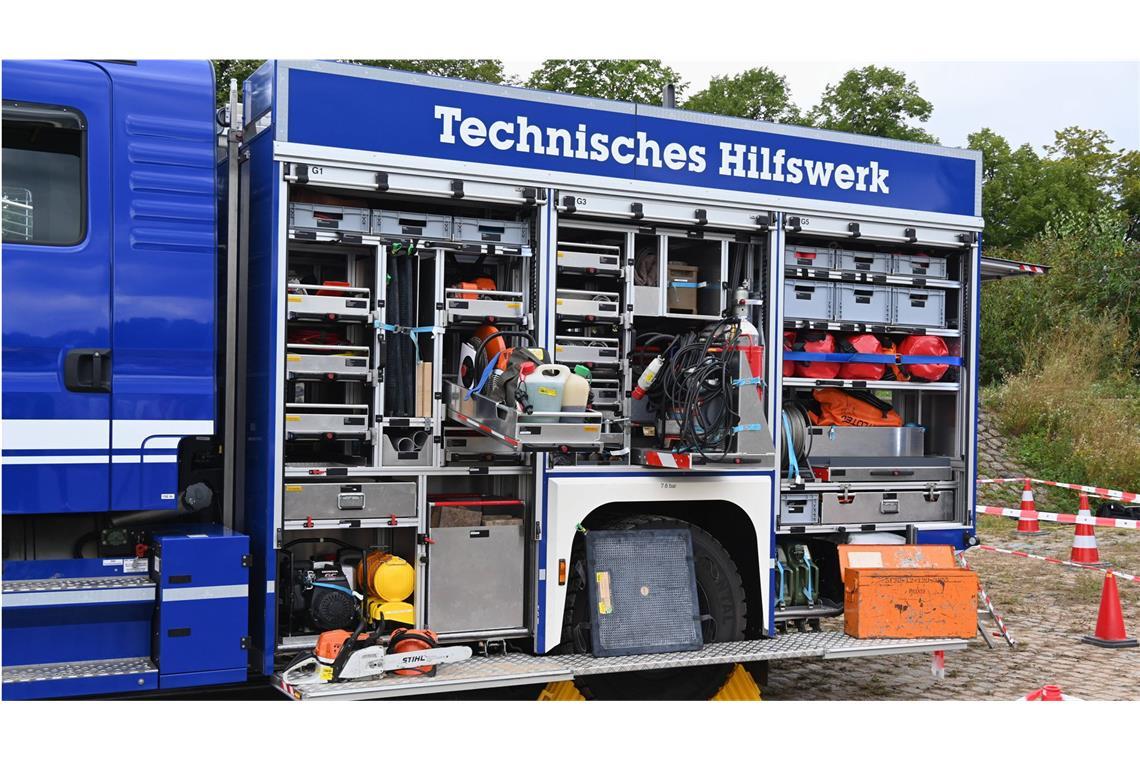 Fensterbaufirma in Flammen: Schaden von mehreren Millionen Euro Das Technische Hilfswerk (THW) musste für die Löscharbeiten ein eingestürztes Dach entfernen. (Symbolbild)