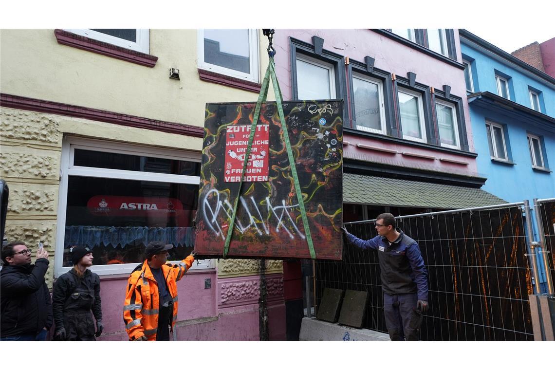 Tor der berühmten Herbertstraße auf St. Pauli wird saniert Das Teilstück kommt ins Museum.