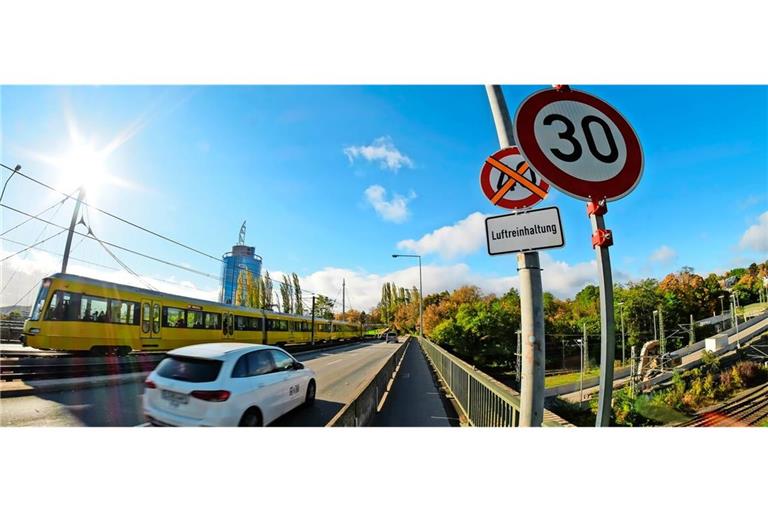 Das Tempolimit von 30 auf 40 Stundenkilometer an der Löwentorbrücke hatte bauliche Gründe. An Steigungsstrecken könnte dies laut Gutachten nun aber zur Dauerlösung werden.