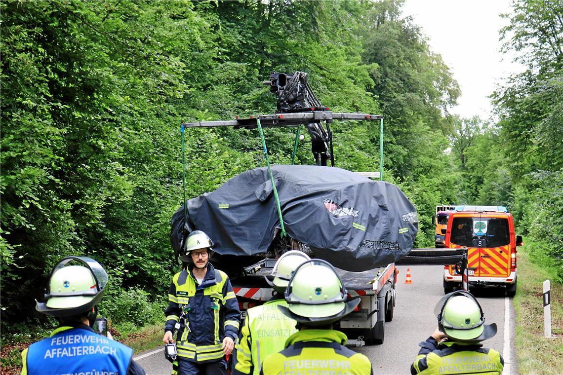 Das Testfahrzeug musste abgeschleppt werden. Foto: 7aktuell.de/Kevin Lermer