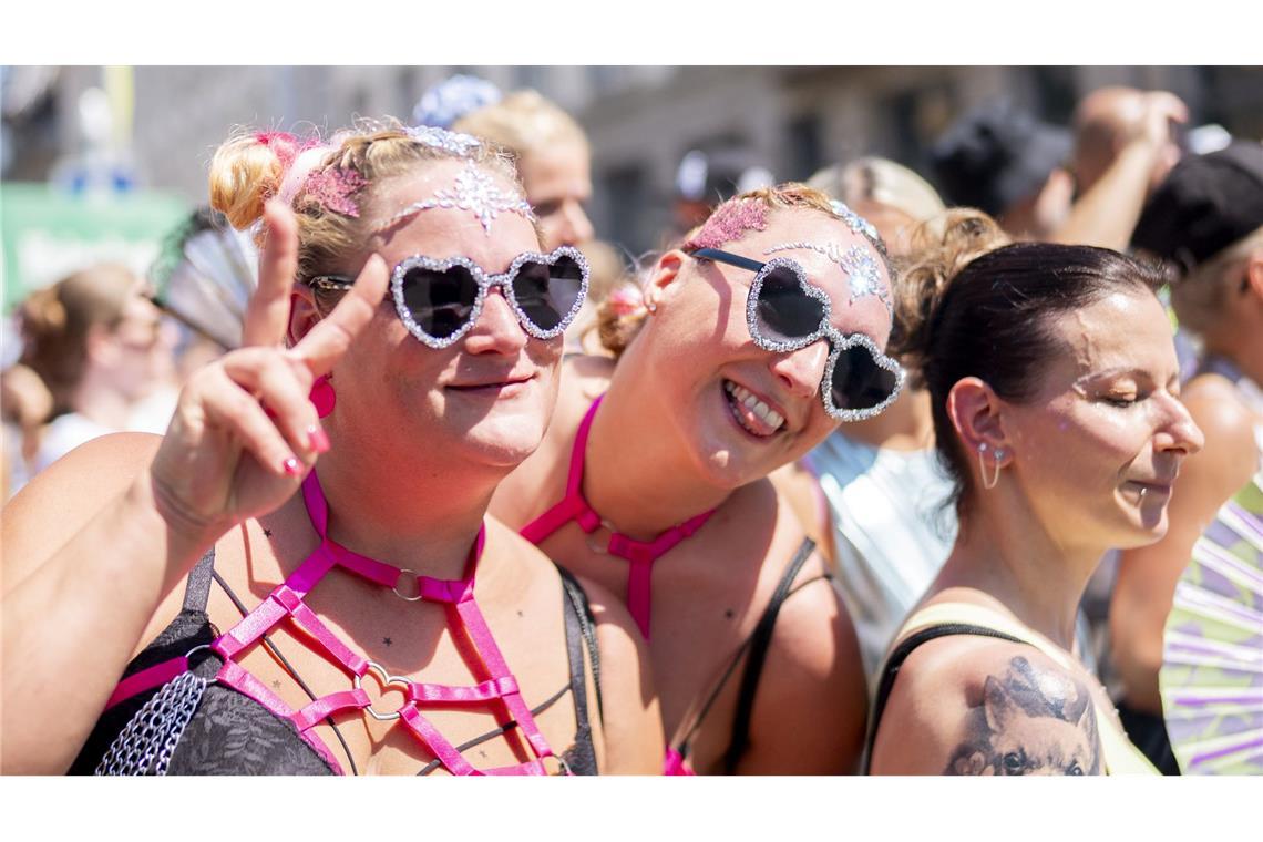 Hunderttausende bei heißer Street Parade in Zürich Das Thermomenter kletterte auf 33 Grad.