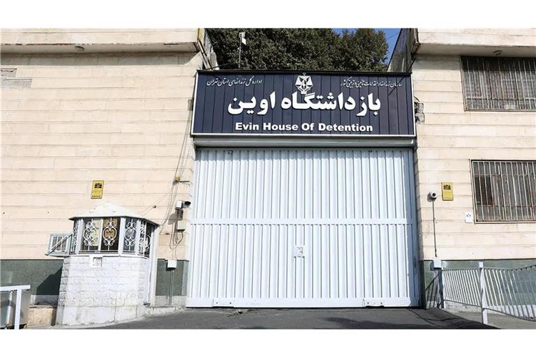 Das Tor zum berüchtigten Evin-Gefängnis im Norden Teherans vor der Bombardierung durch die israelische Armee.