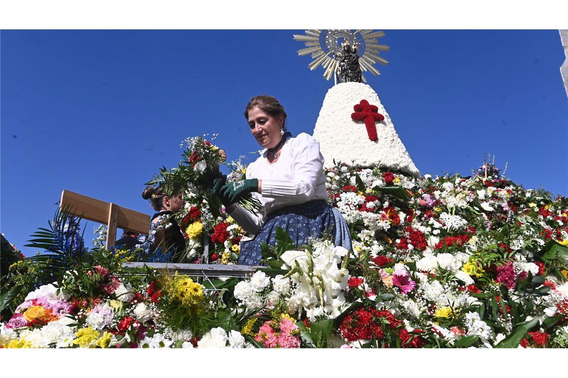 Das traditionelle Blumenopfer zu Ehren der Jungfrau von Pilar  ist das Hauptereignis der Fiestas del Pilar.