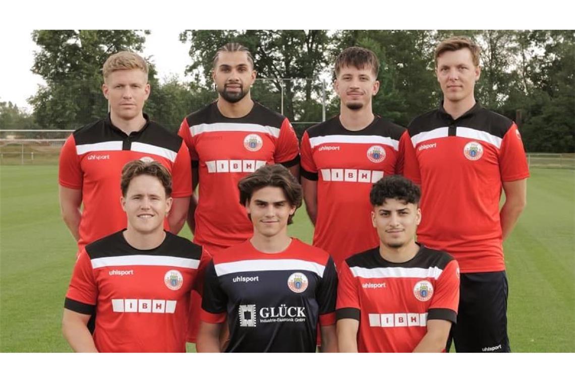 Das Trainerteam  mit den Neuzugängen. Hinten von links: Spielertrainer  Pierre Eiberger, Sangar Aziz, Niklas Nill und  Co-Trainer Pascal Garziella. Vorne von links:  Luca Vochazer, Giorgio Alber und  Eimen Zalloumi.  