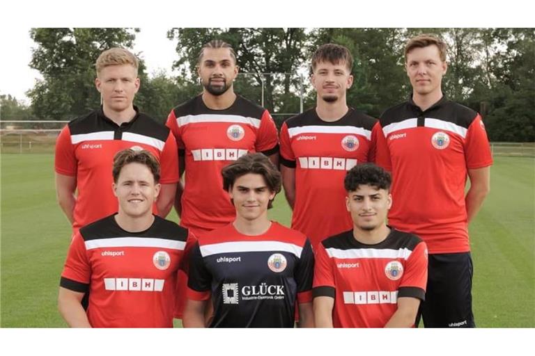 Das Trainerteam  mit den Neuzugängen. Hinten von links: Spielertrainer  Pierre Eiberger, Sangar Aziz, Niklas Nill und  Co-Trainer Pascal Garziella. Vorne von links:  Luca Vochazer, Giorgio Alber und  Eimen Zalloumi.  