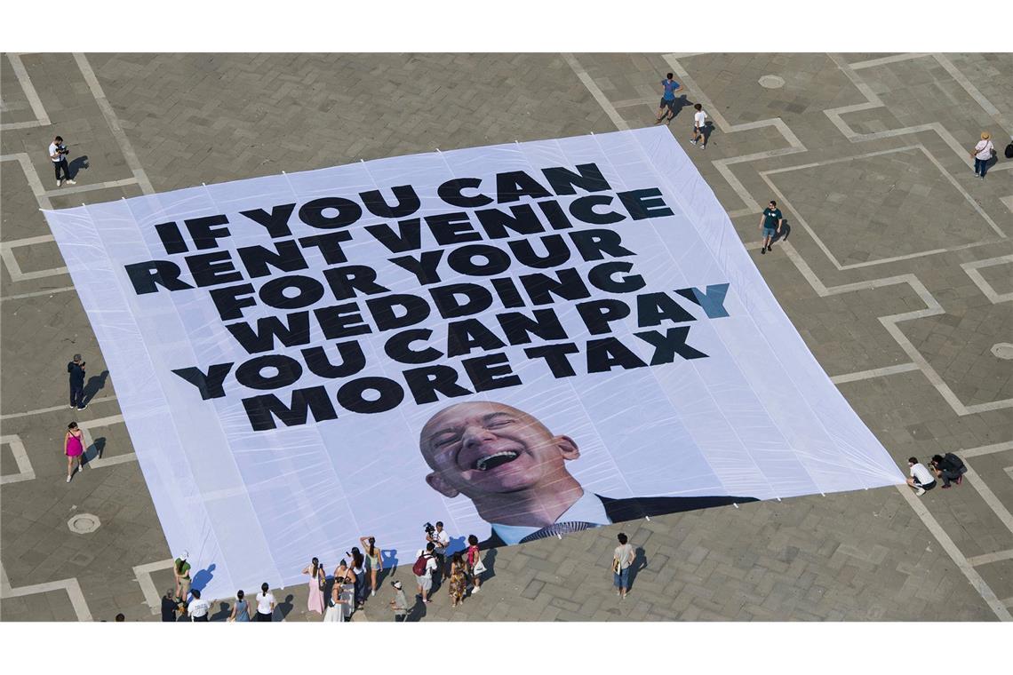 Amazon-Gründer Bezos und Braut zu Hochzeit eingetroffen Das Transparent zeigt ein Foto des Amazon-Gründers, auf dem steht: "If you can rent Venice for your wedding you can pay more tax".