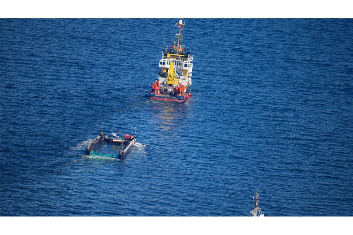 Transportboot mit gestrandetem Wal noch lange nicht am Ziel