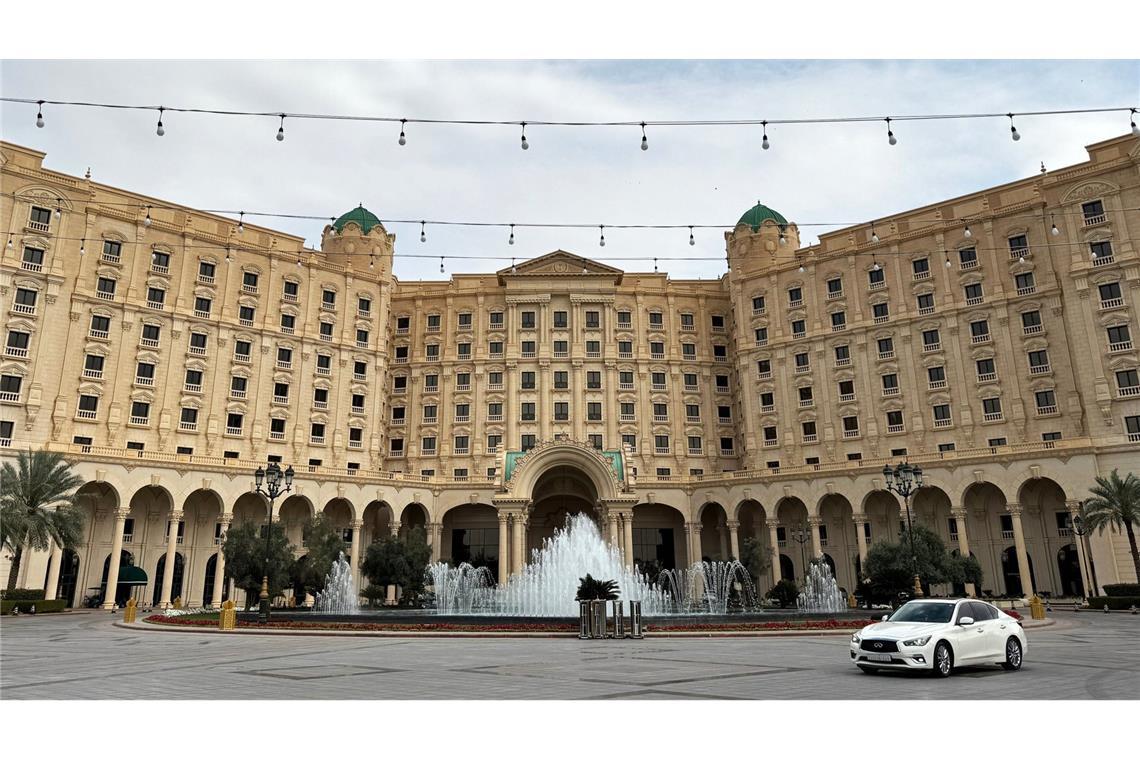 USA und Russland nehmen Verhandlungen in Saudi-Arabien auf Das Treffen findet hinter verschlossenen Türen im Hotel „Ritz Carlton“ statt.