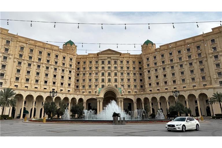 Das  Treffen findet hinter verschlossenen Türen im Hotel „Ritz Carlton“ statt.