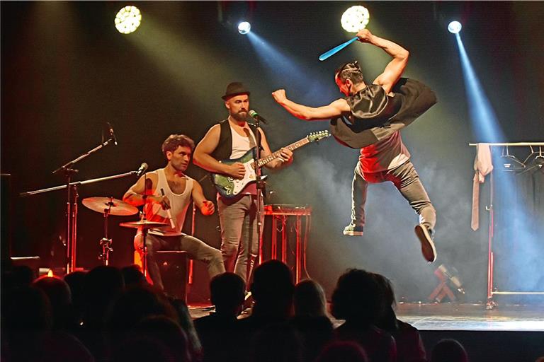 Das Trio zeigt bei seinem Auftritt in Murrhardt unbändige Spielfreude und Körperkunst – Ihor Yakimenko, Semion Bazavlouk und Rostyslav Hubaydulin (von links) stellen sozusagen nebenbei auch ihre eigene Musikband. Fotos: Tobias Sellmaier