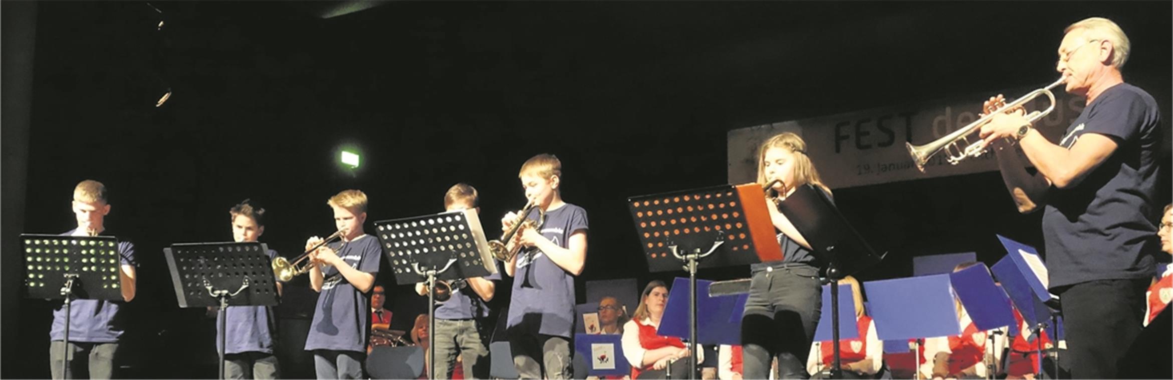 Musikschule bespielt den Söhnle-Pavillon Das Trompetenensemble ist die zweite Gruppe, die im festen Verbund miteinander spielt – mit ihrem Lehrer Georg-Werner Hermann (rechts).
