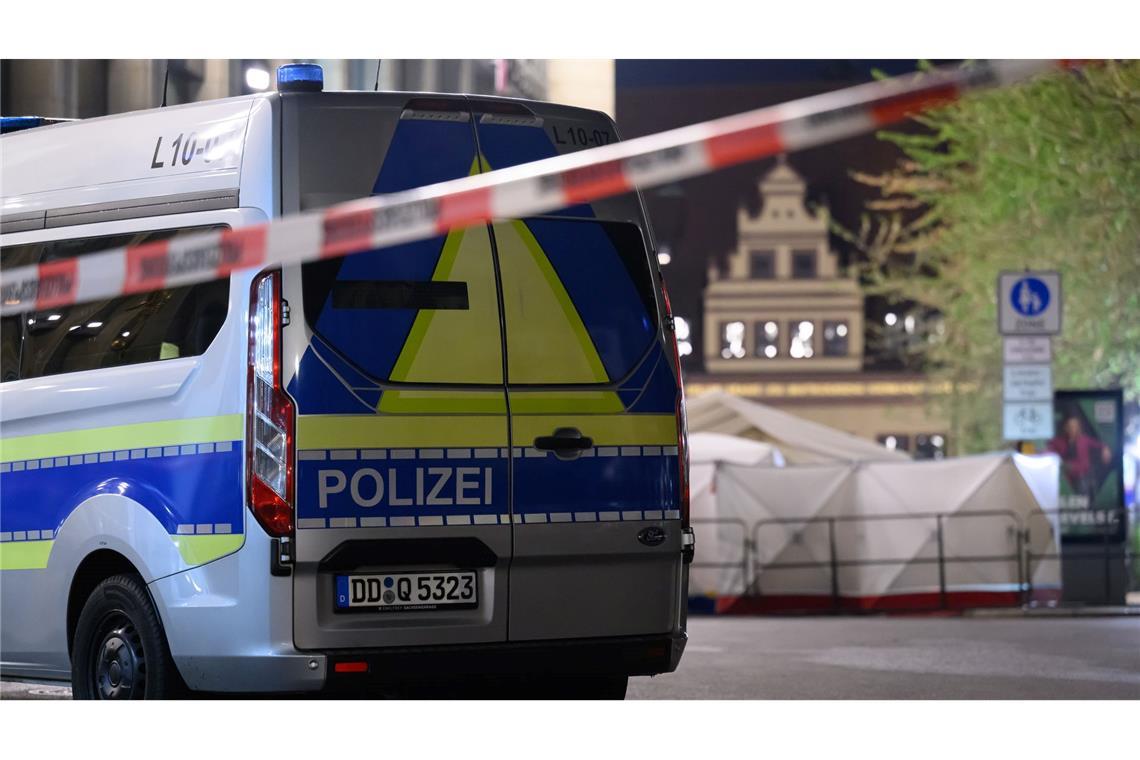 Das Umfeld des Tatorts bleibt noch bis zum späten Dienstagnachmittag gesperrt, weil die Polizei dort Spuren sichert.