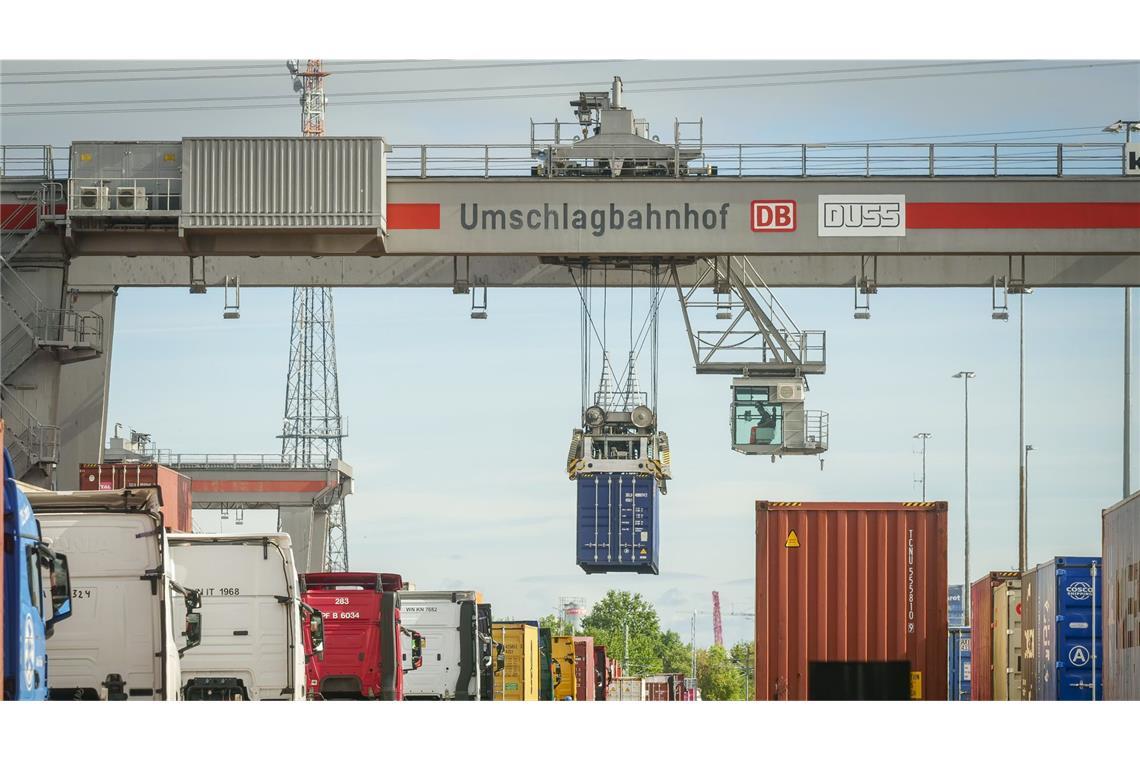 Wie man in Kornwestheim Containern über die Alpen hilft Das Umladen dauert kaum länger als eine Minute.