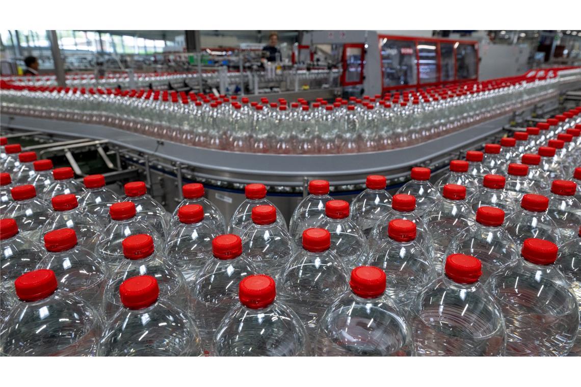 Das Unternehmen Roxane GmbH aus Jessen hat mehrere Mineralwasser wegen Verunreinigung zurückgerufen. (Archivbild)