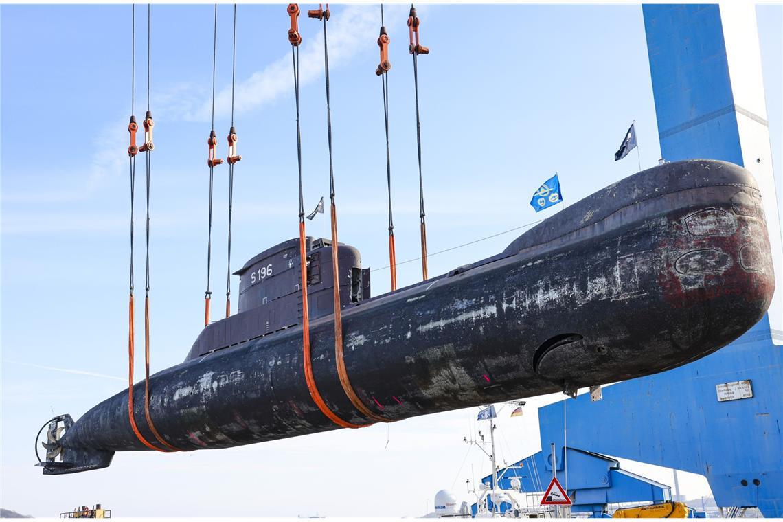 Wie tief können U-Boote tauchen? Das Unterseeboot U17 (maximale Tauchtiefe 100 Meter) der Bundesmarine wird auf dem Werftgelände vom Thyssenkrupp Marine System auf ein Schwimmponton verladen (Archivbild).