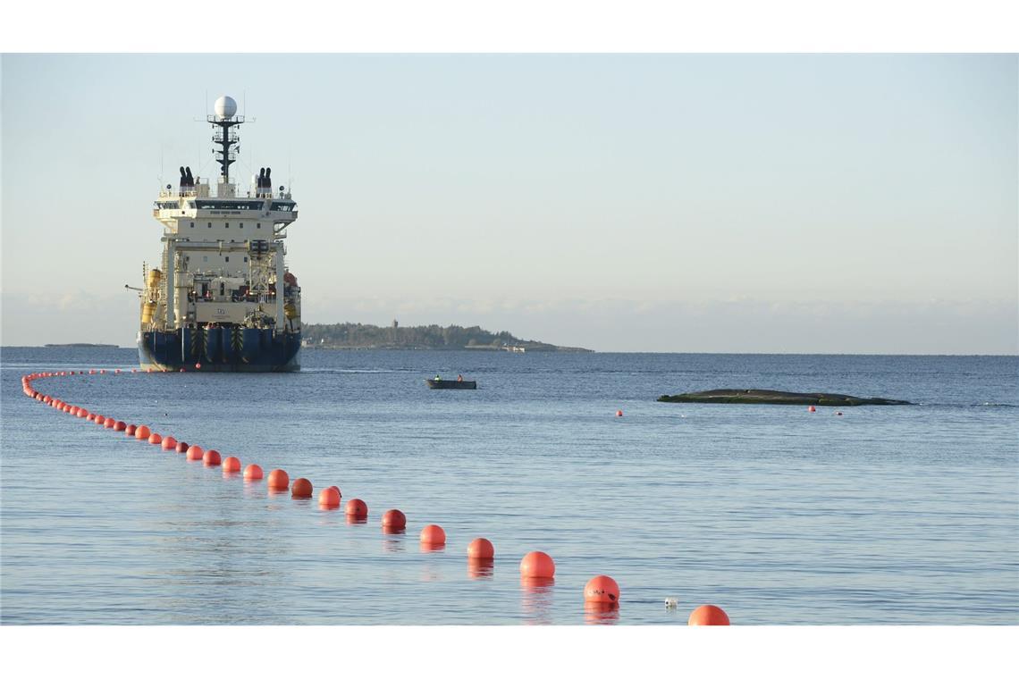 „Yi Peng 3“ unter Sabotage-Verdacht Das Unterseekabel „C-Lion“ wurde 2015 vom Installationsschiff „Ile de Brehat“ verlegt.