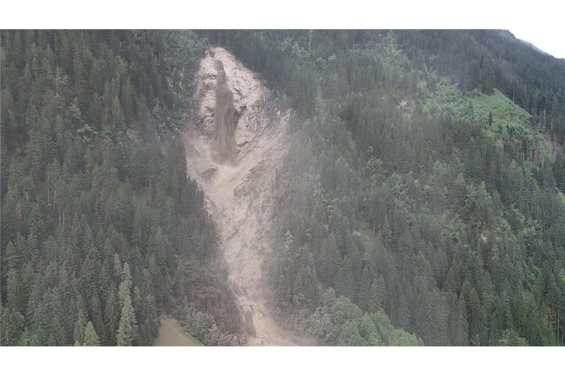 Nach Unwetter in Tirol: Berghütten mit Helikopter evakuiert Das Unwetter brachte auch in Neustift einen Hang in Bewegung.