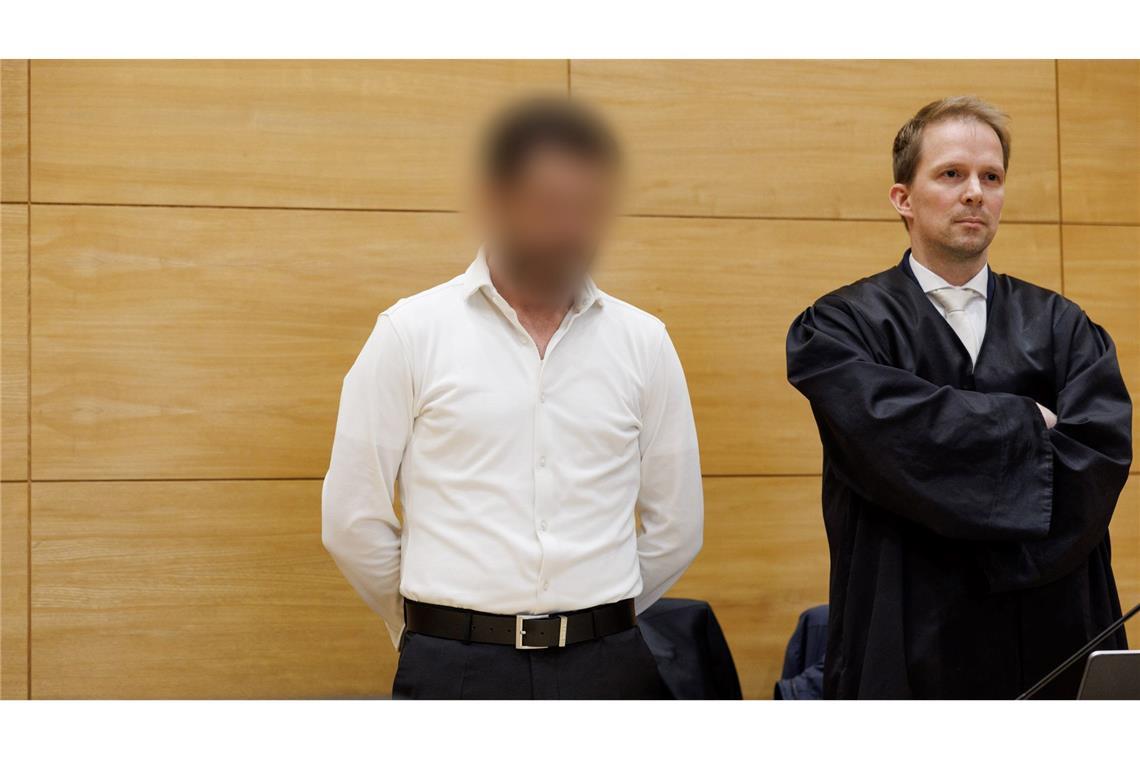 Das Urteil nach Schüssen auf ehemaligen Boxprofi in Bielefeld ist rechtskräftig. Der zu diesem Zeitpunkt Angeklagte (l.) stand zum Prozessauftakt neben seinem Verteidiger Tobias Diedrich.