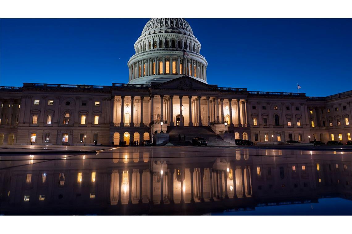 Bilder des Tages Das US-Kapitol ist in der Abenddämmerung vor der Rede von US-Präsident Trump vor einer gemeinsamen Sitzung des Kongresses in Washington beleuchtet.