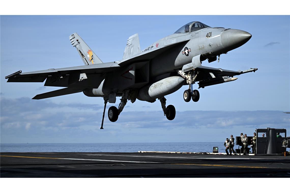 Das US-Militär hat eine große Streitmacht vor Venezuelas Küste zusammengezogen.