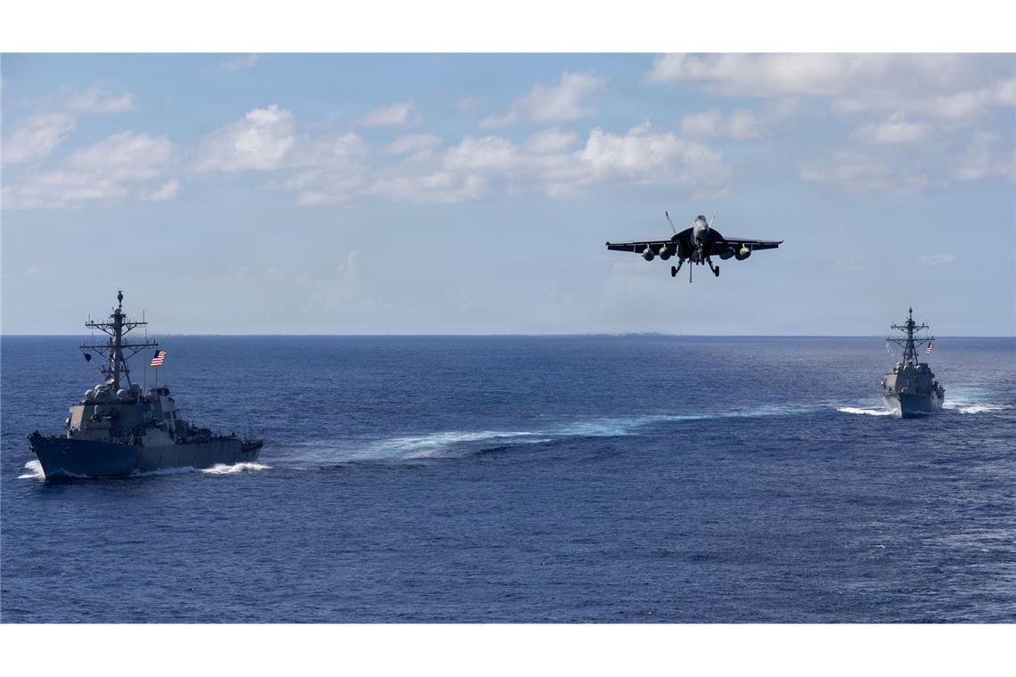 Das US-Militär hat Kriegsschiffe, Kampfflugzeuge und Soldaten in die Karibik verlegt.