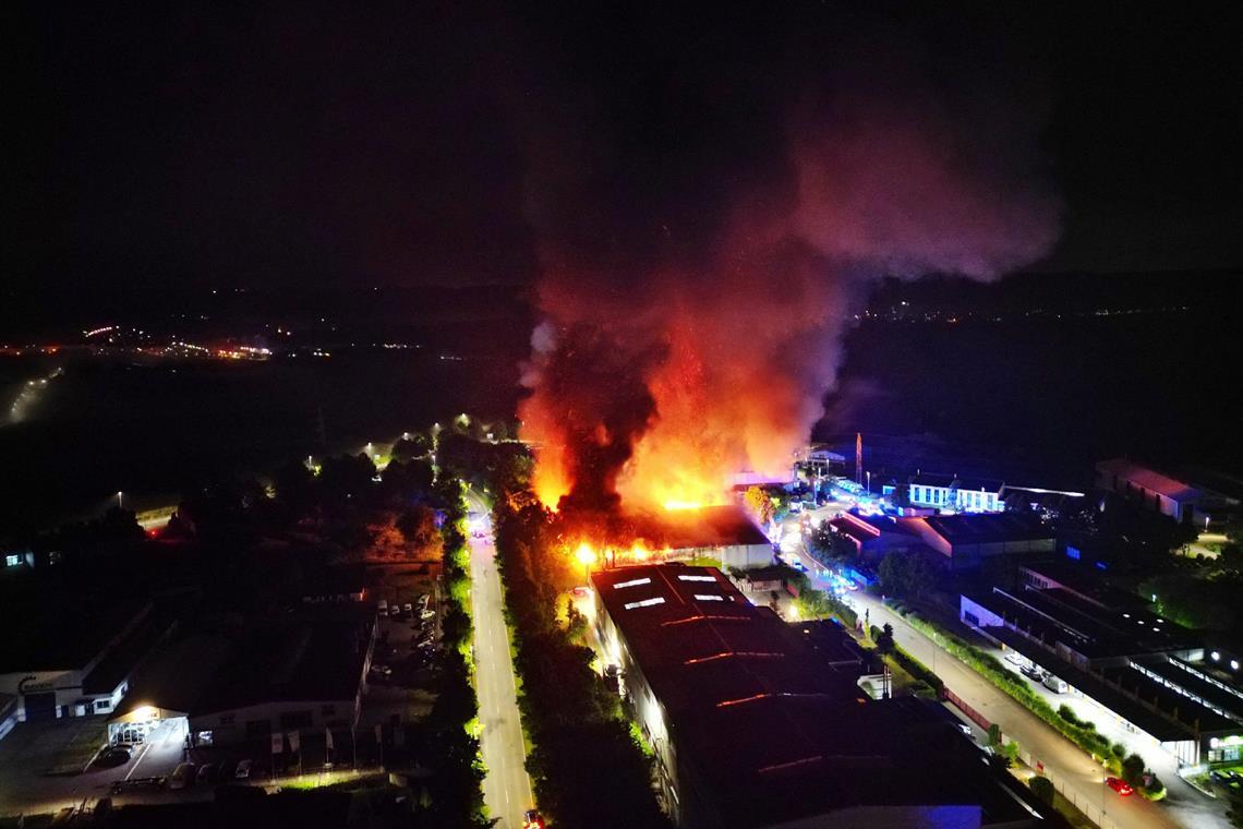 Das Veolia-Firmengebäude im Backnanger Gewerbegebiet Kuchengrund steht in der Nacht in Flammen. Foto: Alexander Hald/7aktuell.de