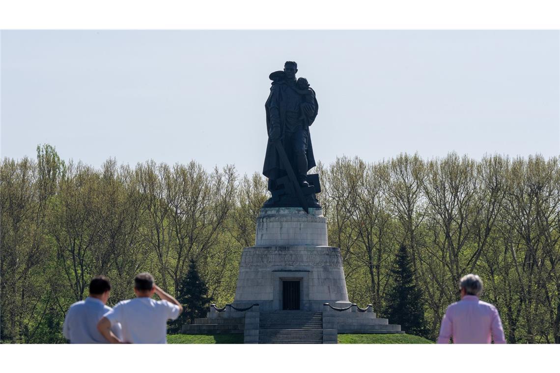 Flaggenverbot bei Gedenken bleibt bestehen Das Verbot sowjetischer Flaggen an den Gedenktagen zum Kriegsende an Ehrenmalen in Berlin bleibt bestehen (Archivbild).