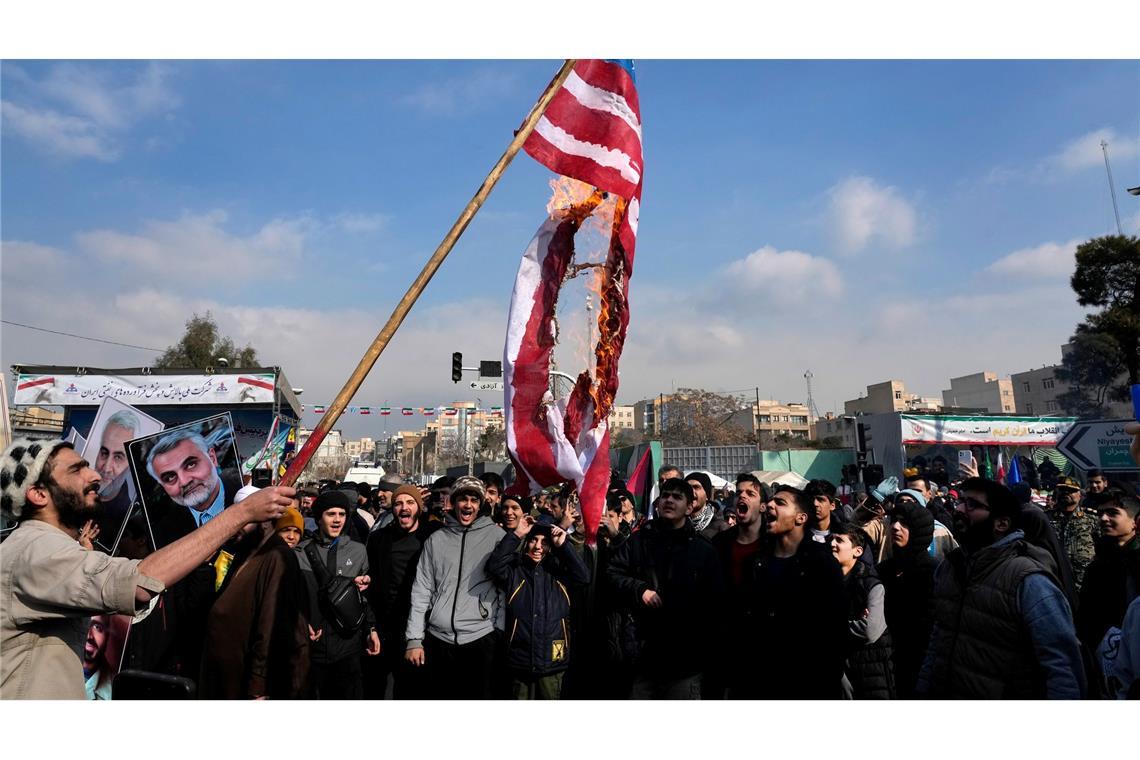 Iran feiert Jahrestag der Revolution Das Verbrennen von Flaggen des Erzfeindes USA gehört bei staatlich erwünschten Protesten im Iran zum guten Ton.