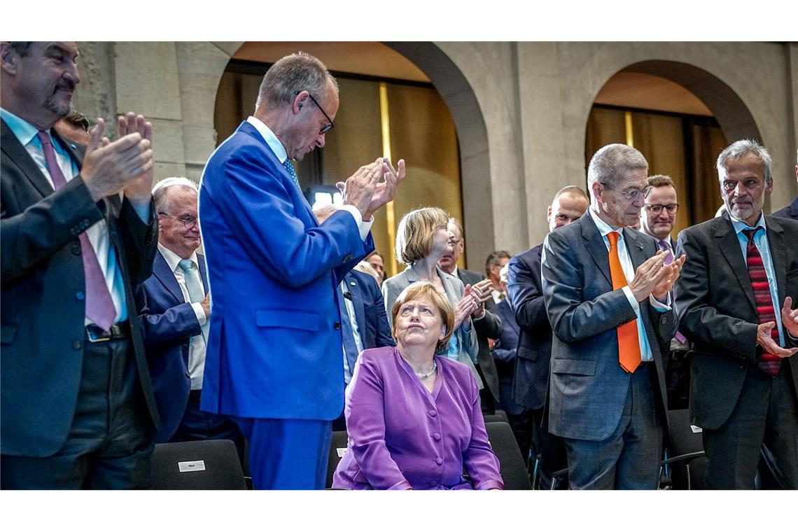 Merkel contra Merz bei Migrations-Wahlkampf Das Verhältnis von Merkel und Merz gilt als belastet. (Archivbild)