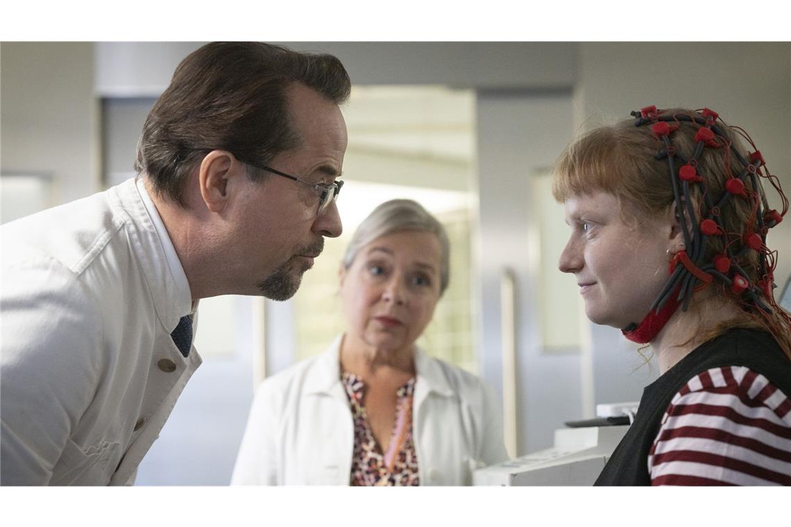 Berauschter Boerne geht viral Das Verhalten von Lucy Osthofen (Luise von Stein, r.) ist mehr als rätselhaft. Prof. Karl-Friedrich Boerne (Jan Josef Liefers, l.) und Silke Haller (Christine Urspruch, M.) suchen eine medizinische Erklärung.