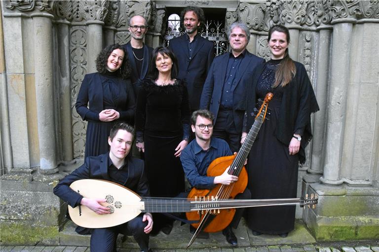 Das Vokalensemble Decantata bilden Jeanne Seguin, Daniel Kartmann, Ute Gerteis, Thomas Meyer, Andreas Gerteis, Lisbeth Rasmussen Juel (sehend von links), Thomas Langlois mit der Tiorba und Victor Meriaux mit der Viola da Gamba (vorne kniend). Foto: Elisabeth Klaper