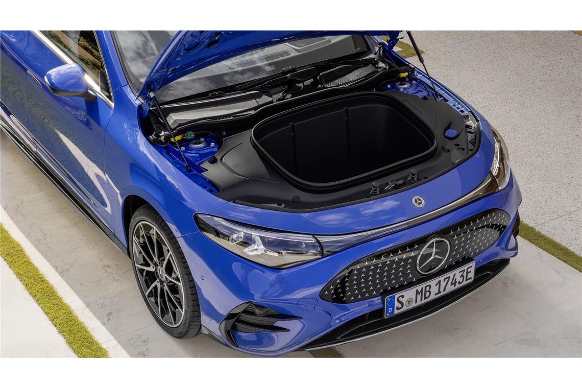 Der CLA – so sieht das Superheldenauto aus, das Mercedes aus der Krise holen soll Das vollelektrische Fahrzeug ermöglicht erstmals einen Extra-Stauraum unter der Motorhaube, eine Bierkiste mit 0,33-Liter-Flaschen passt rein.