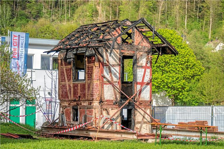 Das vom Feuer gezeichnete Gartenhäuschen ist mit Flatterband abgesperrt. Die Ermittlungen der Polizei laufen. Nachdem ein technischer Defekt eher ausscheidet, gilt es für die Beamten zu untersuchen, ob sich Hinweise auf ein Brandstiftungsdelikt finden. Foto: Stefan Bossow