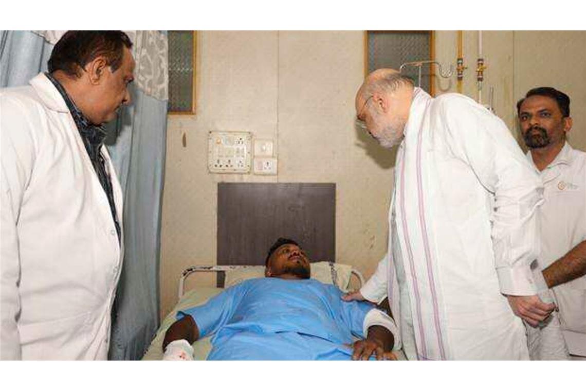 Wie ein Wunder: Passagier überlebt Flugzeugabsturz in Indien Das vom indischen Innenministerium herausgegebene Foto zeigt Innenminister Amit Shah bei einem Treffen mit dem Überlebenden des britischen Flugzeugabsturzes, Vishwash Kumar Ramesh, in einem Krankenhaus in Ahmedabad.